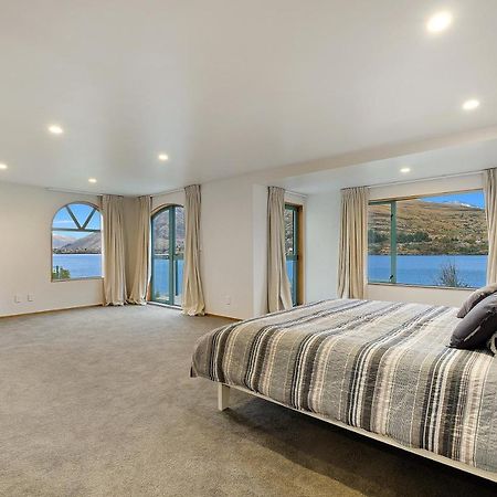 Huge Lakefront Delight - Queenstown Holiday Home 외부 사진