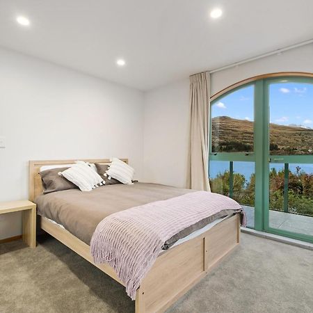 Huge Lakefront Delight - Queenstown Holiday Home 외부 사진
