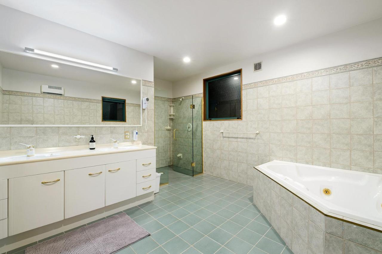 Huge Lakefront Delight - Queenstown Holiday Home 외부 사진