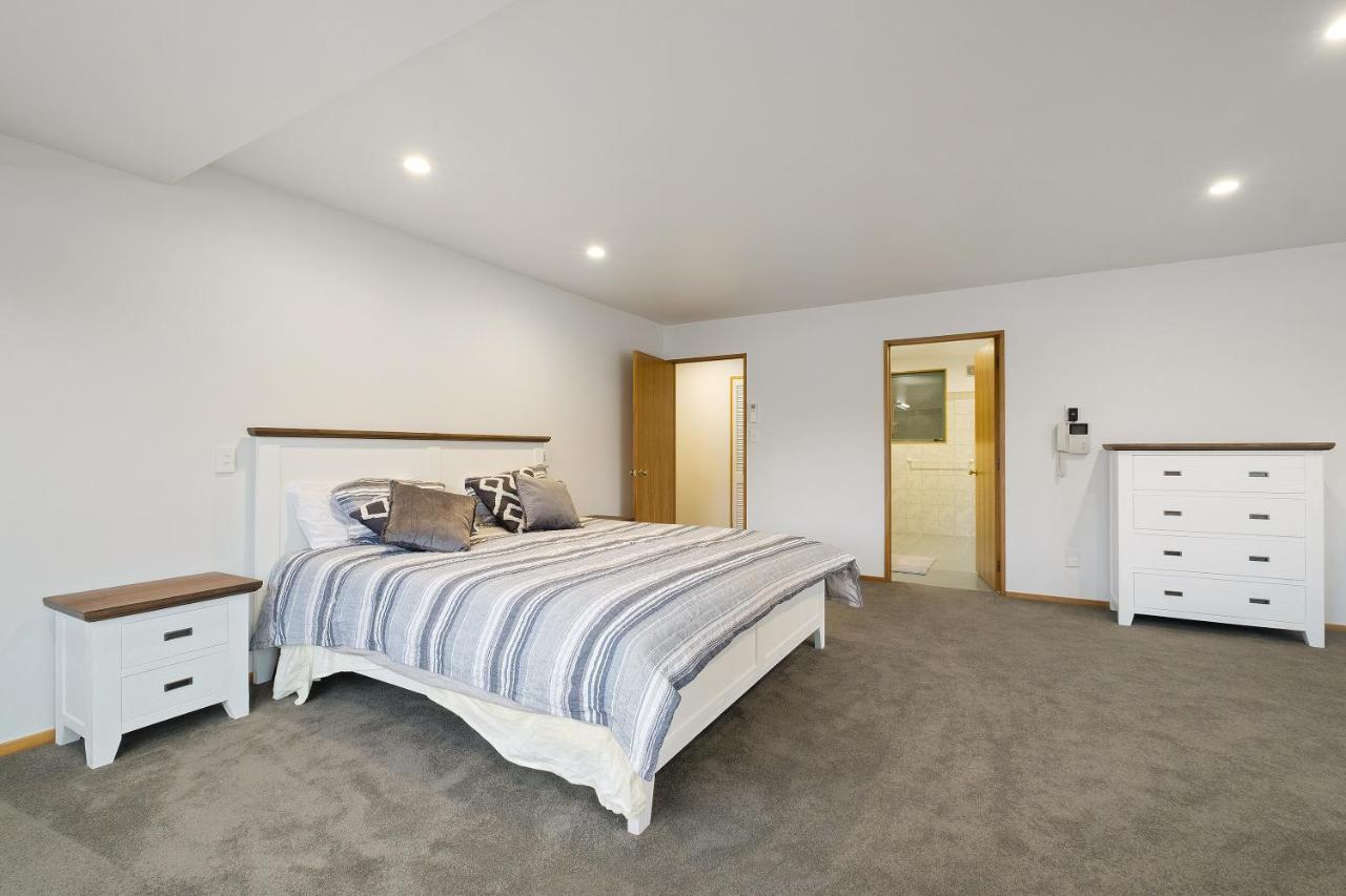 Huge Lakefront Delight - Queenstown Holiday Home 외부 사진