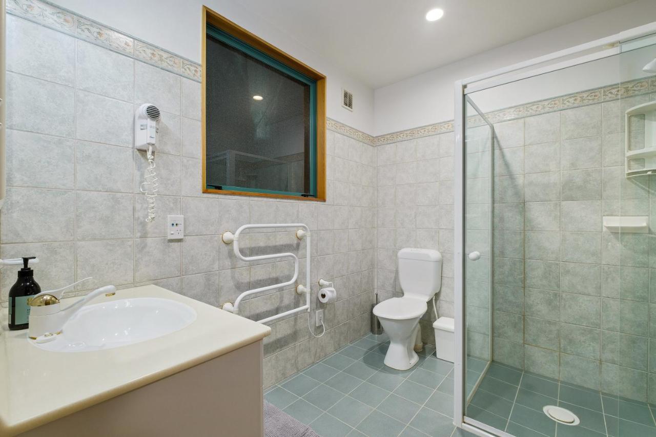 Huge Lakefront Delight - Queenstown Holiday Home 외부 사진