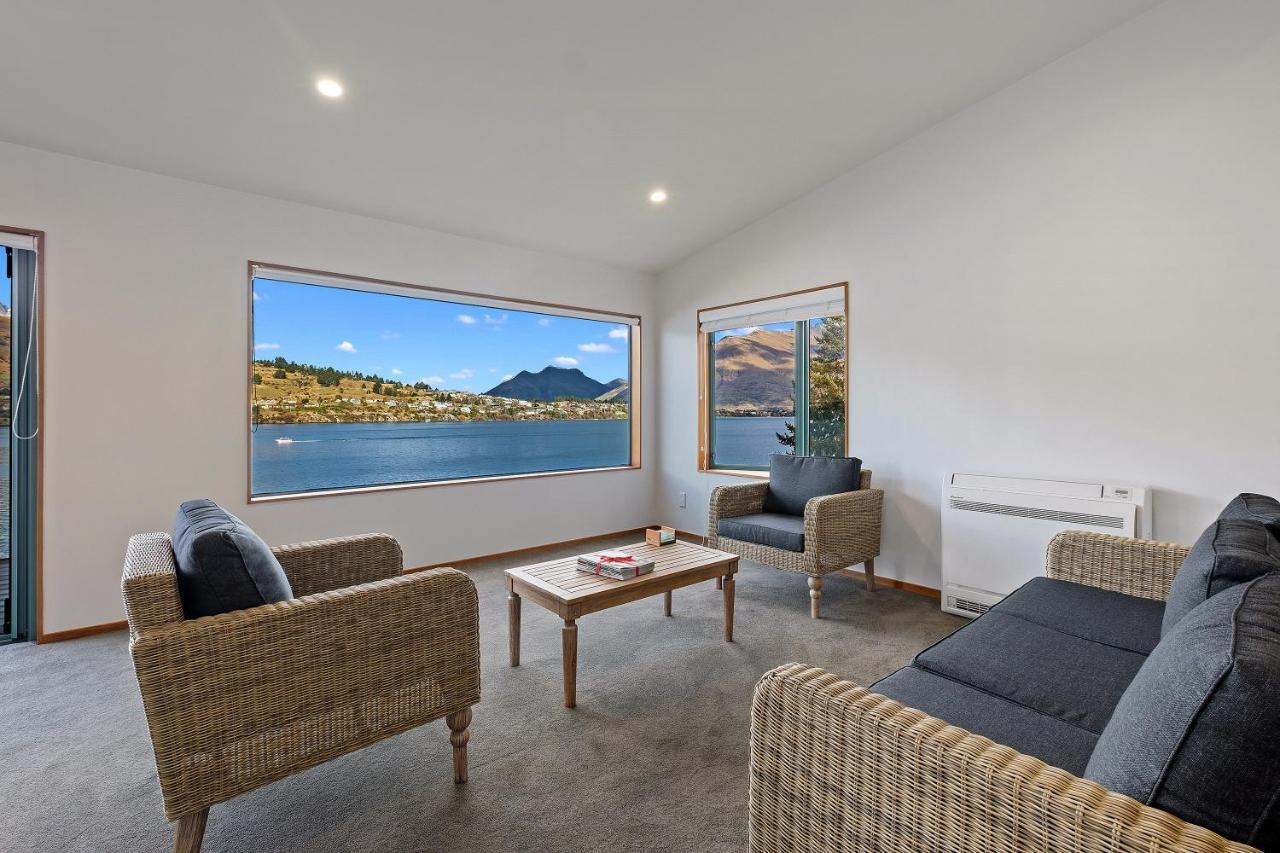 Huge Lakefront Delight - Queenstown Holiday Home 외부 사진