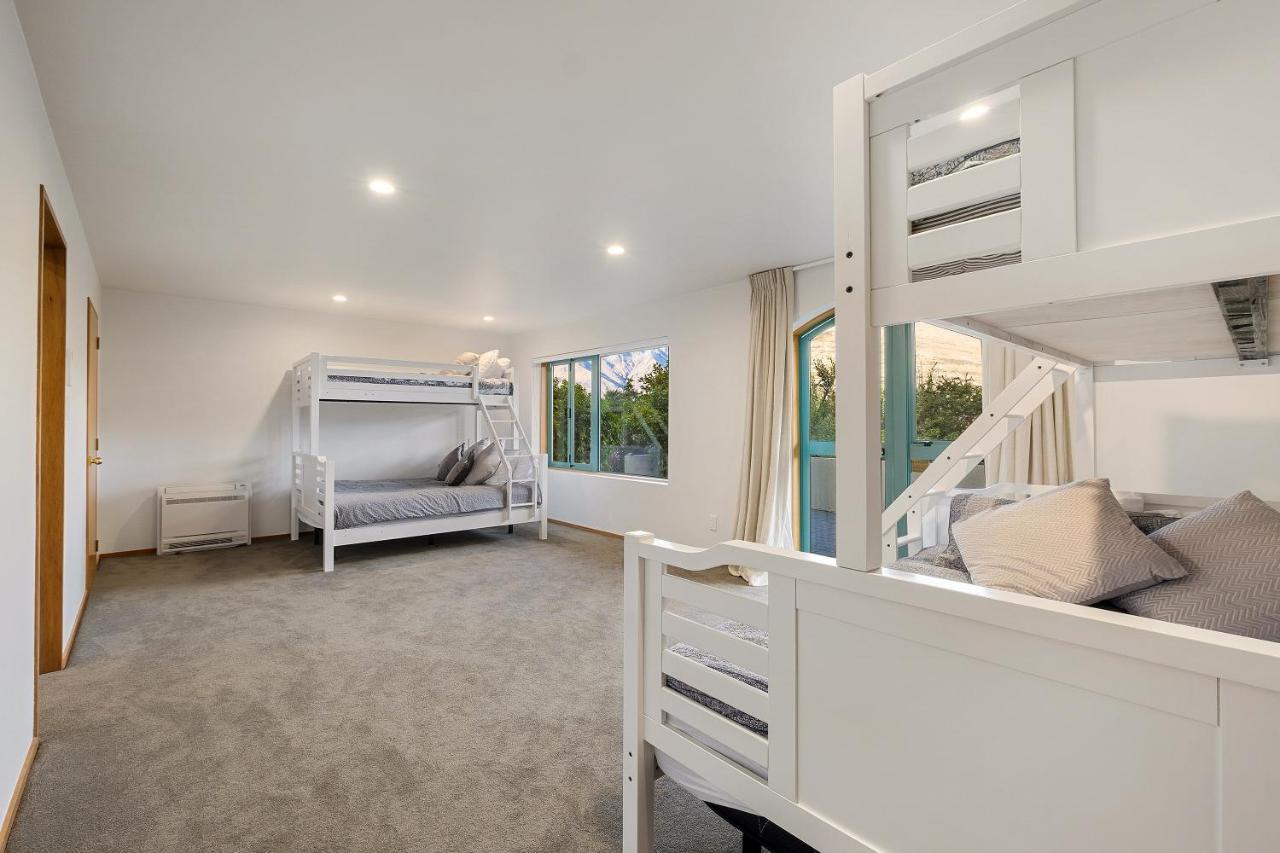 Huge Lakefront Delight - Queenstown Holiday Home 외부 사진