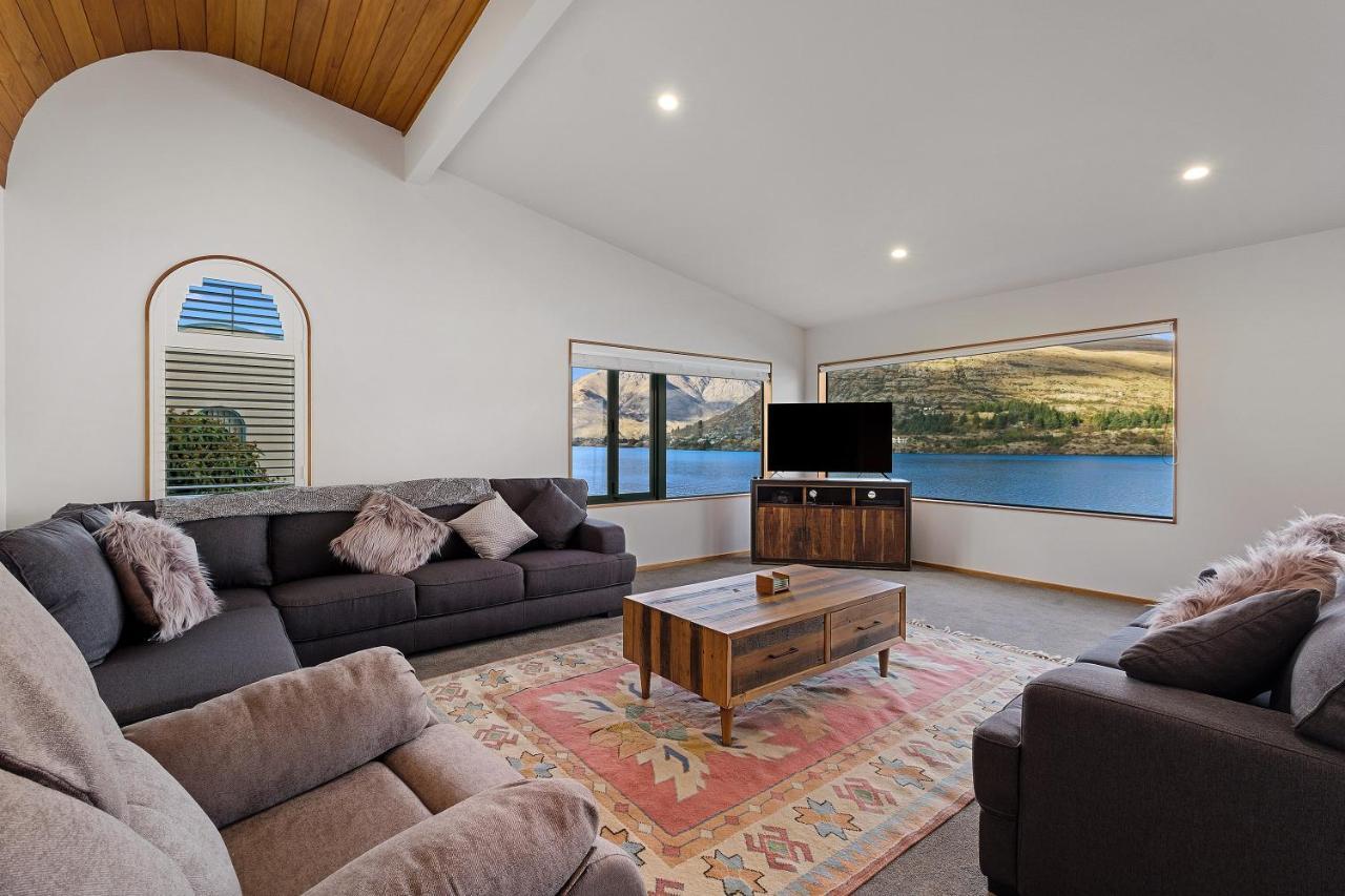 Huge Lakefront Delight - Queenstown Holiday Home 외부 사진