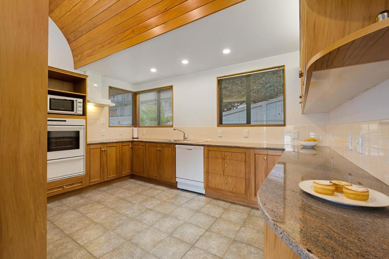 Huge Lakefront Delight - Queenstown Holiday Home 외부 사진