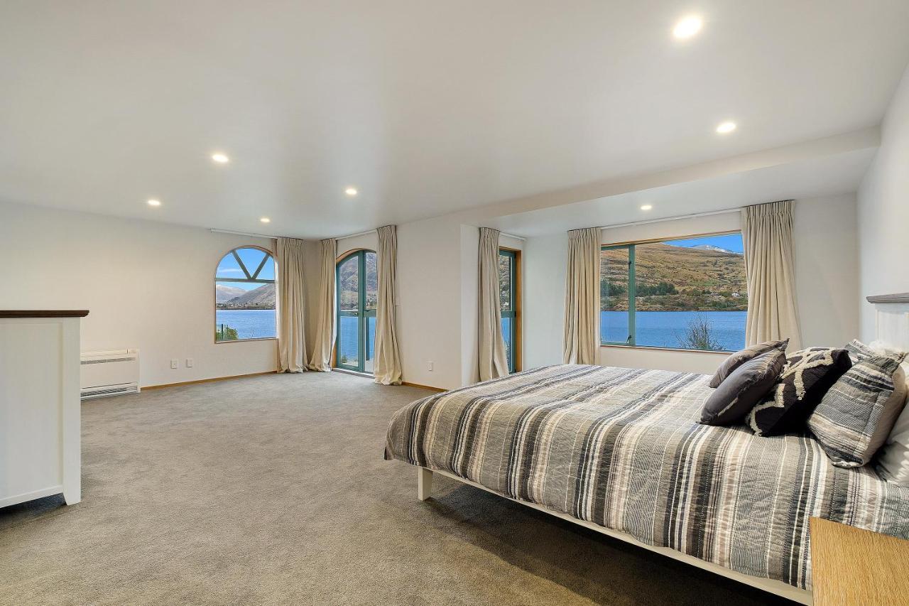 Huge Lakefront Delight - Queenstown Holiday Home 외부 사진