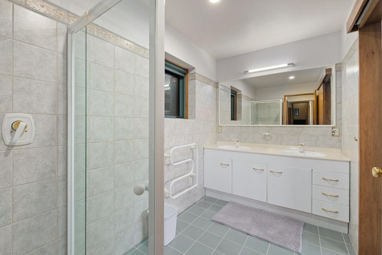 Huge Lakefront Delight - Queenstown Holiday Home 외부 사진