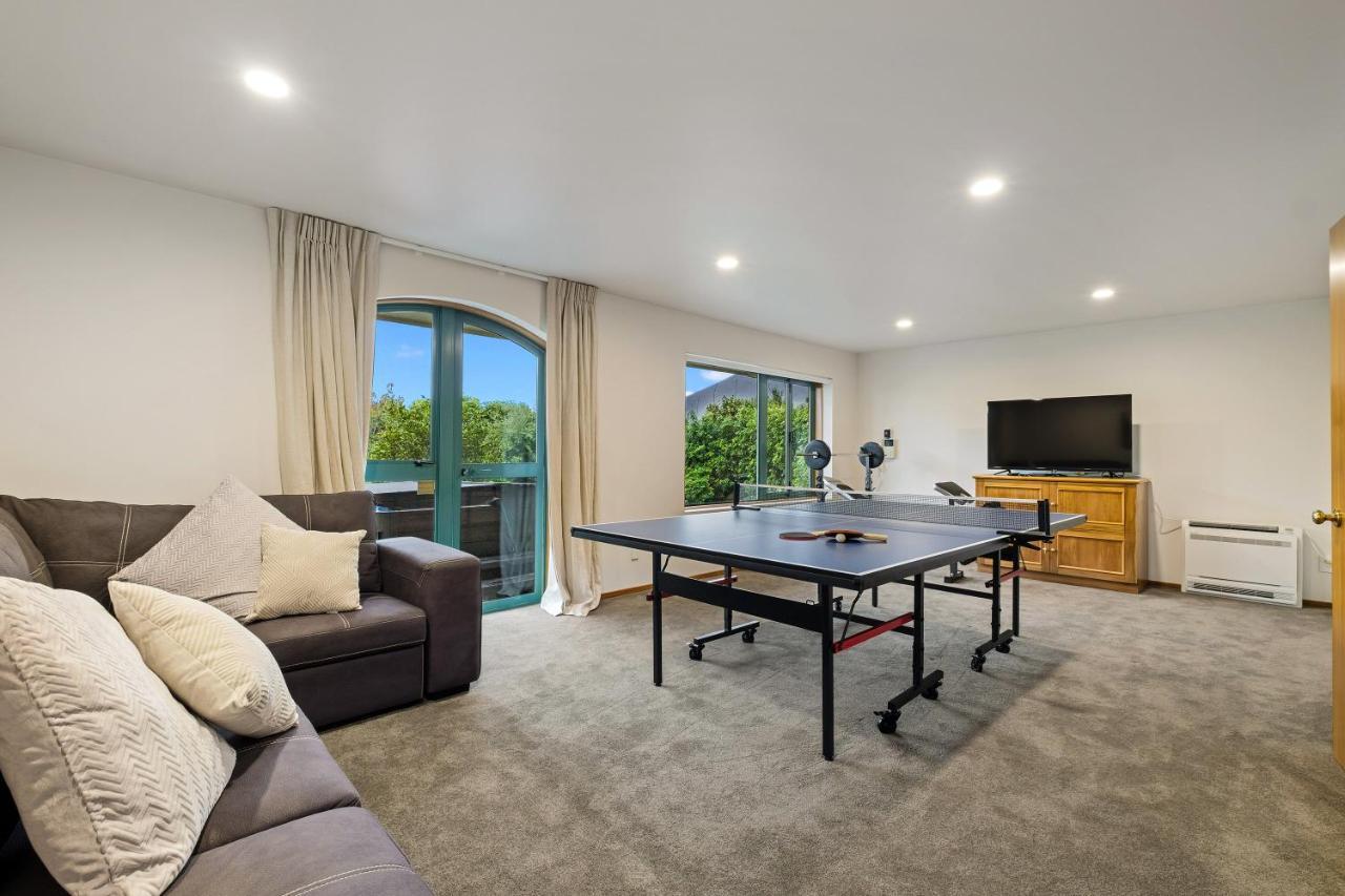 Huge Lakefront Delight - Queenstown Holiday Home 외부 사진